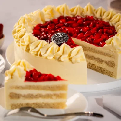 Pan Genoise húmedo y suave, bañado en jarabe de vainilla, fusionado con una irresistible crema Bavaroise y fresas naturales. El pastel de fresa perfecto para tus celebraciones en Chihuahua. Disfruta de la mejor repostería fina a domicilio. El placer de lo fresco y cremoso.