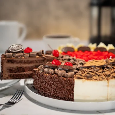 Descubre el Pasteli Combinado, ideal para quienes no pueden decidir. Elige 3 sabores de nuestra Línea Gourmet y combínalos. Incluye opciones como Arlequín de Fresa, Selva Negra, Tiramisú y 3 Leches Cremoso. 12 rebanadas de repostería artesanal en Chihuahua, perfecto para probar de todo en tus eventos y regalos a domicilio.