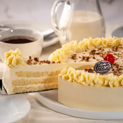 Pan Genoise esponjoso, impregnado con una mezcla delicada de tres leches hecha en casa, combinado con una suave crema Bavaroise y decorado con nuez. El clásico pastel de tres leches en Chihuahua, elaborado con ingredientes naturales y el toque artesanal de Pasteli. Ideal para cumpleaños.