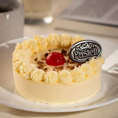 Pan Genoise esponjoso, impregnado con una mezcla delicada de tres leches hecha en casa, combinado con una suave crema Bavaroise y decorado con nuez. El clásico pastel de tres leches en Chihuahua, elaborado con ingredientes naturales y el toque artesanal de Pasteli. Ideal para cumpleaños.