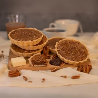 Imagen de pay de nuez cortado mostrando nueces y textura