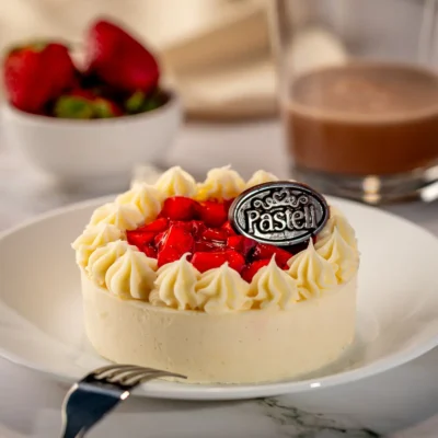 Pan Genoise húmedo y suave, bañado en jarabe de vainilla, fusionado con una irresistible crema Bavaroise y fresas naturales. El pastel de fresa perfecto para tus celebraciones en Chihuahua. Disfruta de la mejor repostería fina a domicilio. El placer de lo fresco y cremoso.