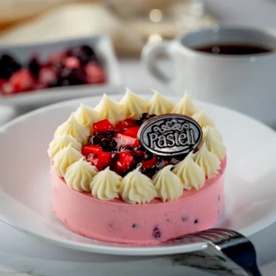 Delicioso Pan Genoise húmedo en jarabe de vainilla, fundido con crema Bavaroise de Frutos del Bosque al estilo Pasteli y adornado con una capa fresca de frutos rojos. Una dulzura silvestre y sofisticada, perfecta para tus celebraciones especiales en Chihuahua.