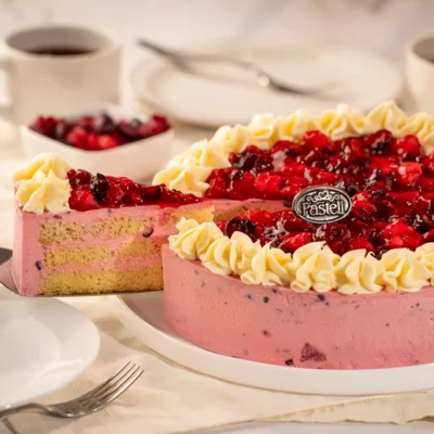 Delicioso Pan Genoise húmedo en jarabe de vainilla, fundido con crema Bavaroise de Frutos del Bosque al estilo Pasteli y adornado con una capa fresca de frutos rojos. Una dulzura silvestre y sofisticada, perfecta para tus celebraciones especiales en Chihuahua.