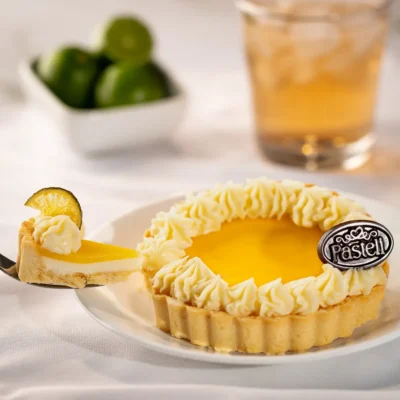 Versión individual de nuestro Pay de Limón, con suave crema, ganash cítrico y base quebrada. La combinación fresca perfecta. Ideal para calmar tu antojo a cualquier hora en Chihuahua.