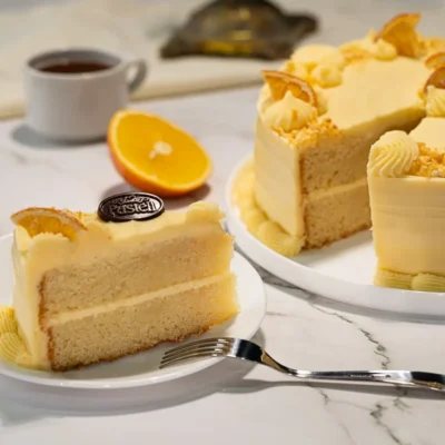 Delicioso interior tipo panqué, infusionado con jarabe de jugo de naranja y coronado con una irresistible cobertura de crema de naranja. Una delicia cítrica y fresca, ideal para acompañar el café. Repostería fina y repostería artesanal en Chihuahua.