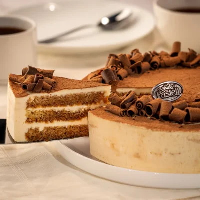 Capas de suave Pan Genoise impregnadas de jarabe de café, una crema Bavaroise, cubierto de deliciosa cocoa y remolinos de chocolate semiamargo. El clásico pastel tiramisú con el toque artesanal de Pasteli en Chihuahua. Ideal para paladares exquisitos. Pide tu postre a domicilio.