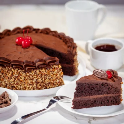 Suave bizcocho de chocolate coronado con irresistible ganash de chocolate semiamargo y crujientes nueces alrededor. Un placer irresistible para los amantes del chocolate. Disfruta del mejor pastel de chocolate en Chihuahua, horneado con el justo dulzor y entrega a domicilio.