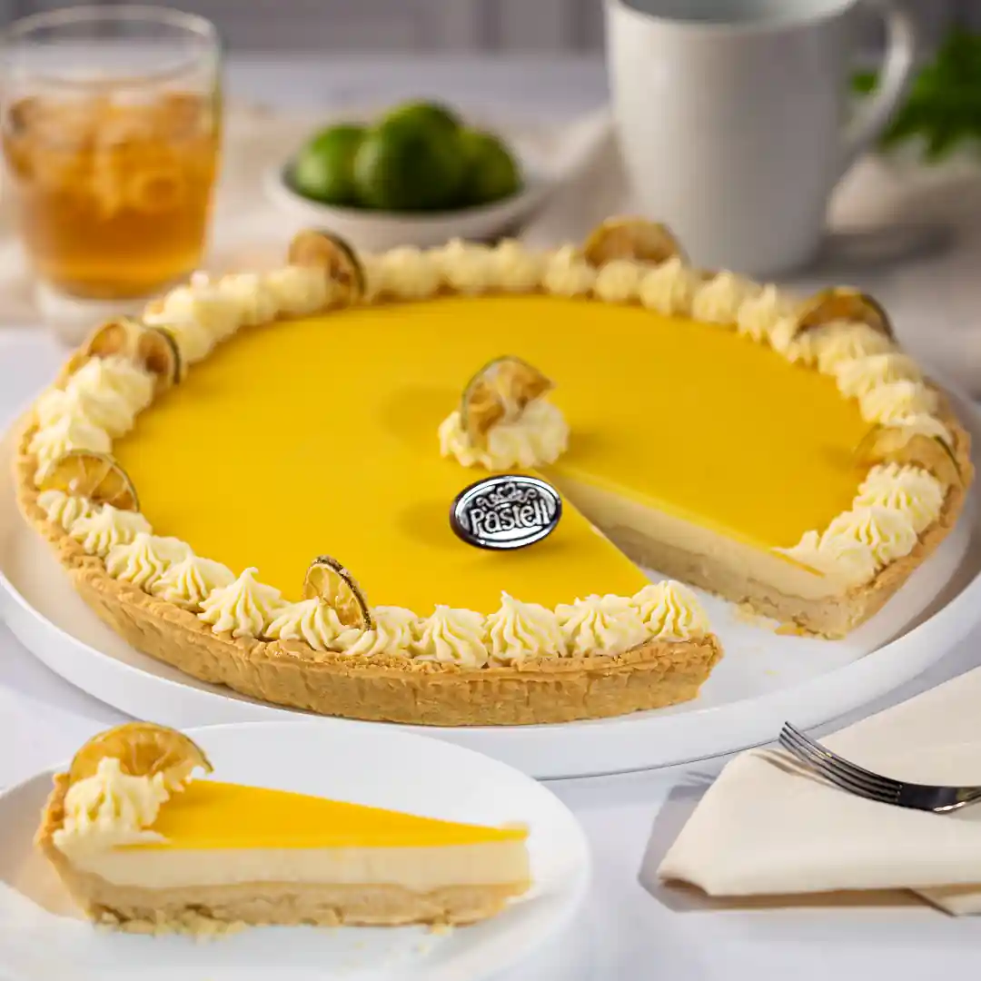 Pay de limón hecho con una suave crema y cubierta cítrica de ganash de limón en una base de masa quebrada. Refrescante deleite para el paladar y excelente opción de postre grande para compartir en Chihuahua. Pide tu repostería artesanal en línea.
