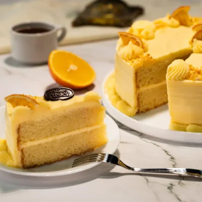 Delicioso interior tipo panqué, infusionado con jarabe de jugo de naranja y coronado con una irresistible cobertura de crema de naranja. Una delicia cítrica y fresca, ideal para acompañar el café. Repostería fina y repostería artesanal en Chihuahua.