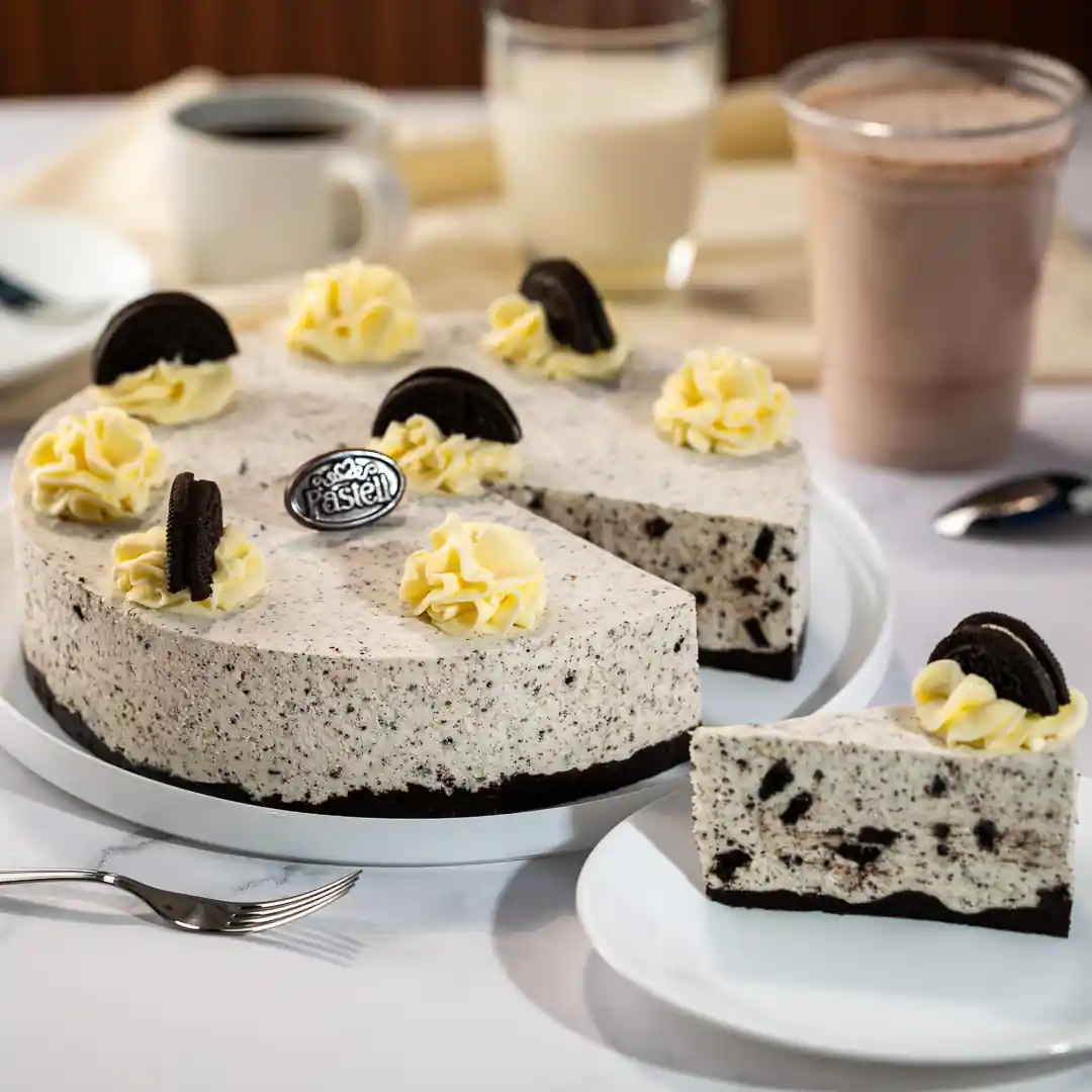 Una exquisita fusión de galletas trituradas y cremoso relleno decorado con crema Pasteli sobre una crujiente base de galleta. Pay frío artesanal para refrescar tus días. Disponible a domicilio en pastelerías de Chihuahua.