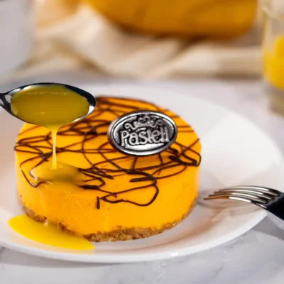 Un deleite tropical con base crujiente de galleta, crema de mango y un toque de frescura. Un refrescante placer en cada bocado, excelente para las temporadas cálidas en tu pastelería de confianza en Chihuahua.