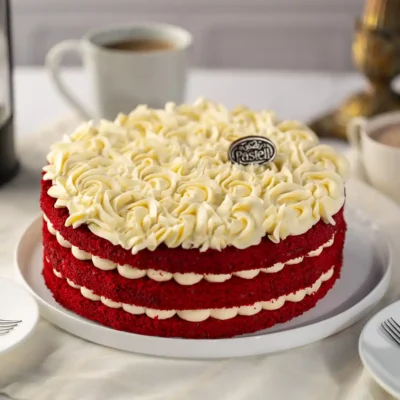 Suave bizcocho de terciopelo rojo esponjoso, relleno y cubierto con una sedosa crema de queso al estilo Pasteli. Más que un bollito pintado de rojo, es una experiencia gourmet. Encuentra la mejor calidad en pasteles Red Velvet para regalo y eventos especiales en Chihuahua.
